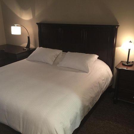 Jolly Giant Pub & Motel Willow Bunch Экстерьер фото