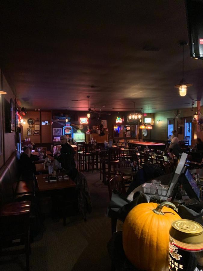 Jolly Giant Pub & Motel Willow Bunch Экстерьер фото