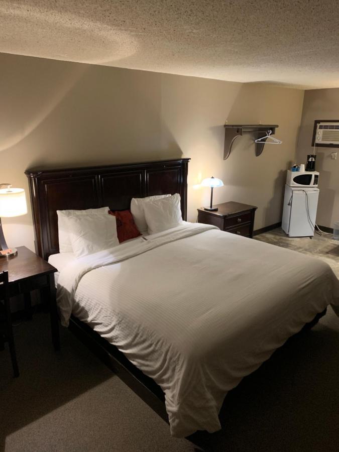 Jolly Giant Pub & Motel Willow Bunch Экстерьер фото