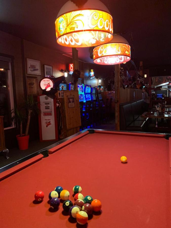 Jolly Giant Pub & Motel Willow Bunch Экстерьер фото