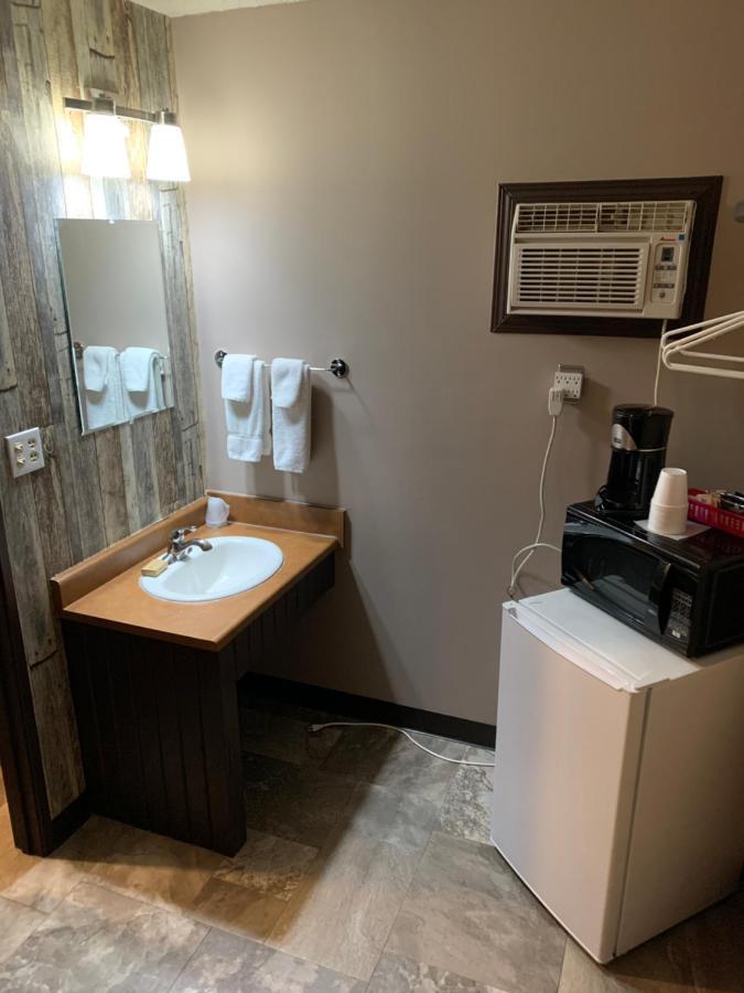 Jolly Giant Pub & Motel Willow Bunch Экстерьер фото
