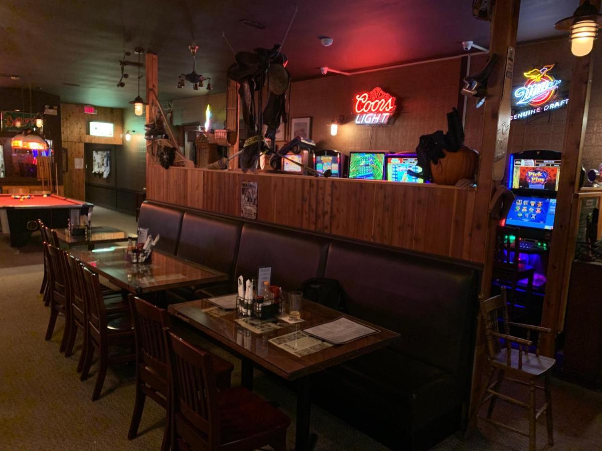 Jolly Giant Pub & Motel Willow Bunch Экстерьер фото