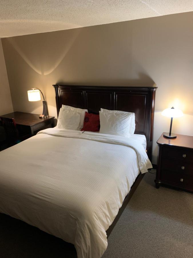 Jolly Giant Pub & Motel Willow Bunch Экстерьер фото