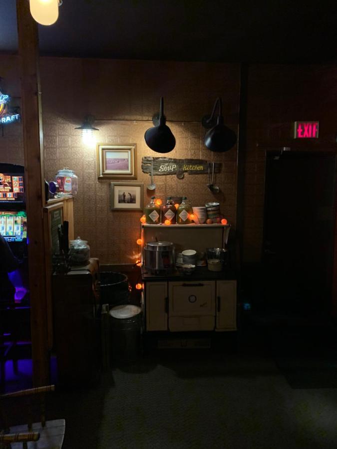 Jolly Giant Pub & Motel Willow Bunch Экстерьер фото