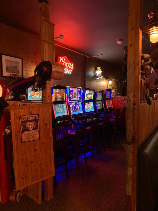 Jolly Giant Pub & Motel Willow Bunch Экстерьер фото