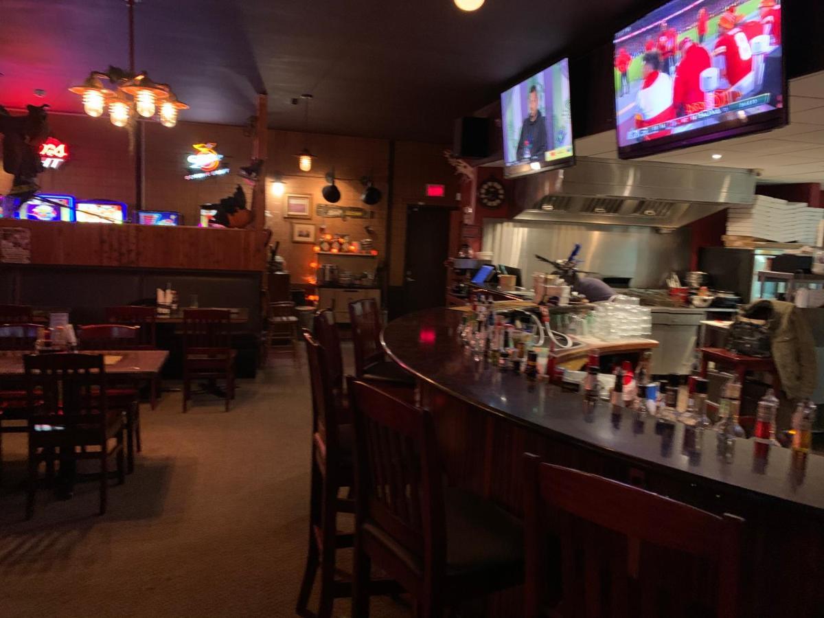 Jolly Giant Pub & Motel Willow Bunch Экстерьер фото