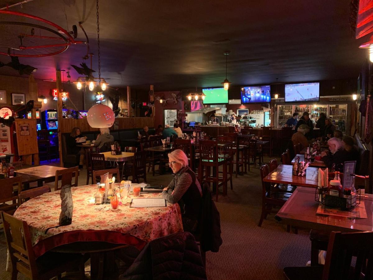 Jolly Giant Pub & Motel Willow Bunch Экстерьер фото