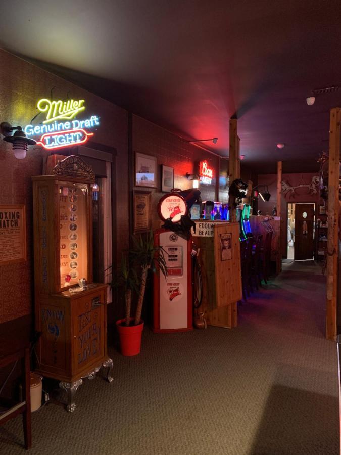 Jolly Giant Pub & Motel Willow Bunch Экстерьер фото